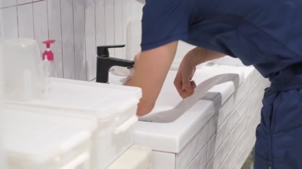 Χειρουργός Πλένει Χέρια Του Σαπούνι Καθώς Ετοιμάζεται Για Χειρουργείο Κλείσε — Αρχείο Βίντεο