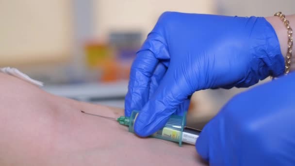 Der Arzt Entnimmt Eine Blutprobe Zur Analyse Benutzt Eine Spritze — Stockvideo