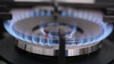 Yanma sırasında gaz sobasının büyütülmüş görüntüsü. Doğal gazla pişirmek için fırın.