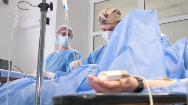 現代病院の手術室で手術を行う医師や外科医のチーム 虫垂炎手術 — ストック動画