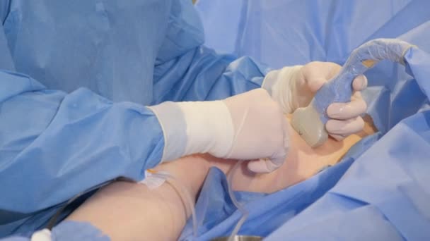 腿静脉的外科手术 静脉内消融 硬化症治疗 以及静脉结扎和切除 将溶液注入静脉使其凝固并停止流动的过程 — 图库视频影像