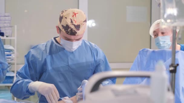 外科医の本当のプロセスは手術室で働いています 医者は クランプ 縫合などのさまざまなツールと技術を使用しています — ストック動画