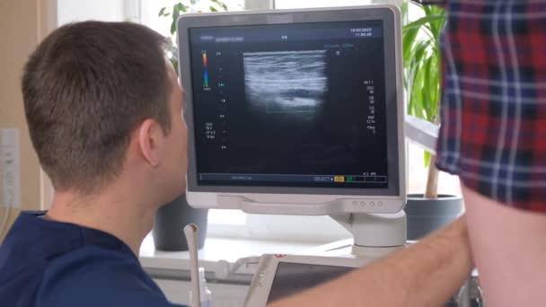 Lekarz Diagnozuje Żyły Nogach Pomocą Diagnostyki Ultradźwiękowej Leczenie Żylaków — Wideo stockowe