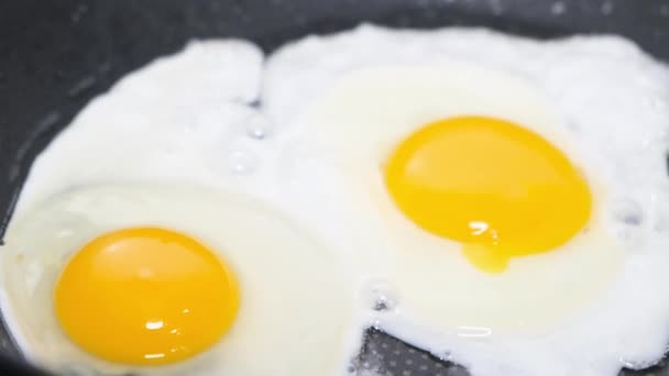 Δύο Αυγά Κοτόπουλου Τηγανίζονται Ένα Θερμαινόμενο Τηγάνι Ένα Γρήγορο Και — Αρχείο Βίντεο