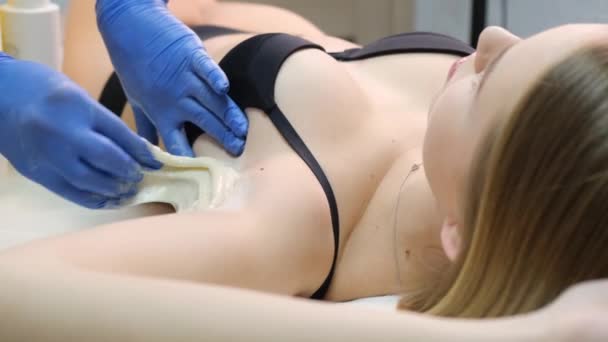 一个戴手套的美容师用糖糊来去除一个女人腋下的头发 美丽而整洁的身体 — 图库视频影像