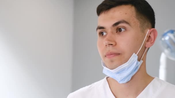 Porträt Eines Zahnarztes Europäischen Aussehens Trägt Eine Maske Und Blickt — Stockvideo