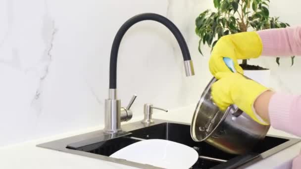 不用洗碗机洗碗 厨房里的清洁 — 图库视频影像