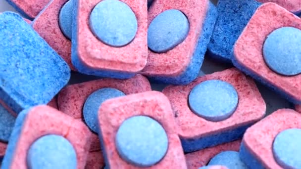 洗碗用的一堆混乱的化学的彩色颗粒 洗碗机中洗碗用的洗涤剂 — 图库视频影像