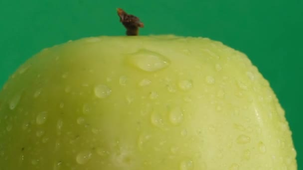 Zelené Jablko Kapkami Vody Zeleném Pozadí Organické Čerstvé Jablko Makro — Stock video