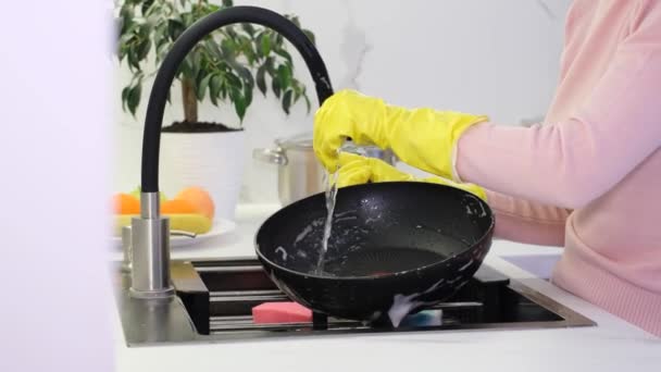 Kobieta Żółtych Rękawiczkach Myje Patelnię Nowoczesnej Białej Kuchni Czystość Domu — Wideo stockowe
