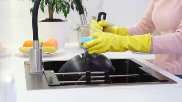 Czystość Kuchni Kobieta Żółtych Rękawiczkach Myje Patelnię Nowoczesnej Białej Kuchni — Wideo stockowe