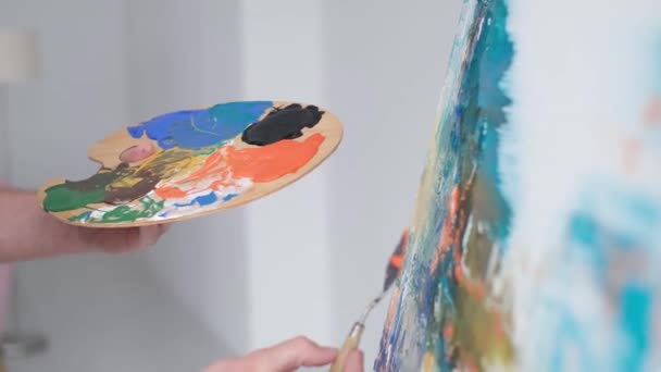 筆を使って近現代の油彩画の名作を作る作家のクローズアップ 抽象画の制作過程 4Kビデオ — ストック動画