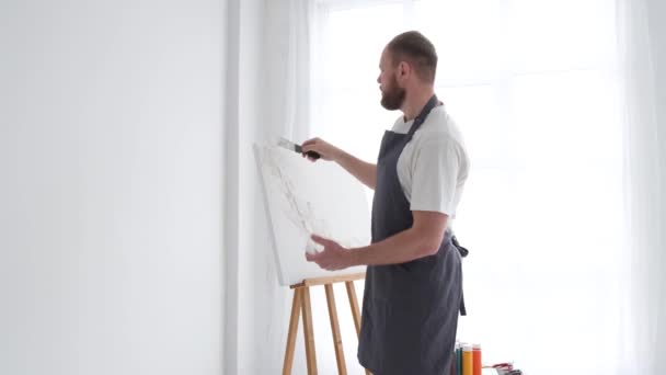 Profesjonalny Artysta Maluje Obraz Białym Płótnie Pomocą Metalowej Szczotki Sztalugi — Wideo stockowe