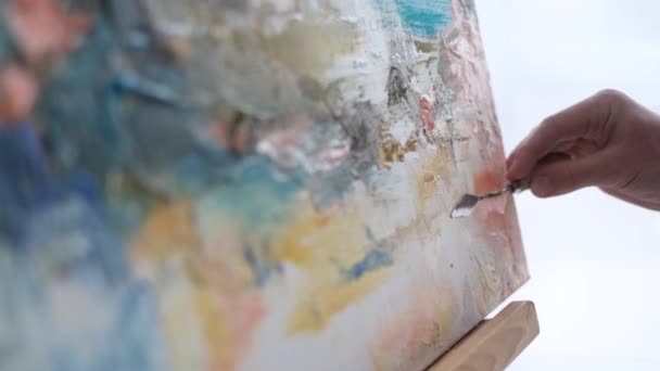 Ein Künstler Arbeitsmantel Zeichnet Einen Videoblog Auf Während Ein Bild — Stockvideo