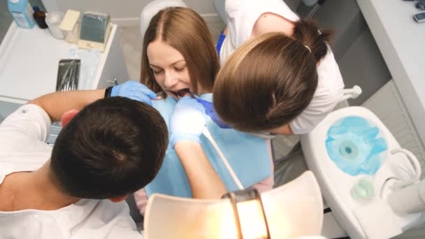 Два Врача Защитных Масках Стоматологической Клинике Обслуживают Пациентку Здравоохранение Медицина — стоковое видео