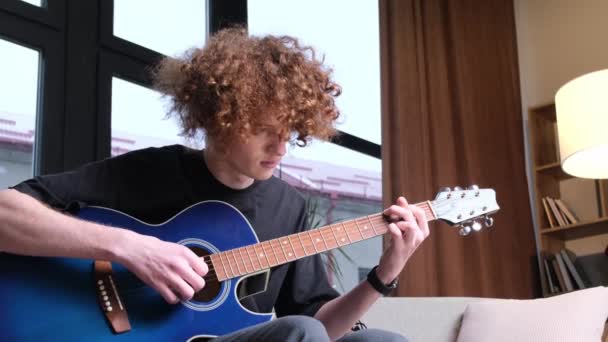 Кудрявый Рыжий Мальчик Американской Внешности Учится Играть Гитаре Гитаристы Раздают — стоковое видео