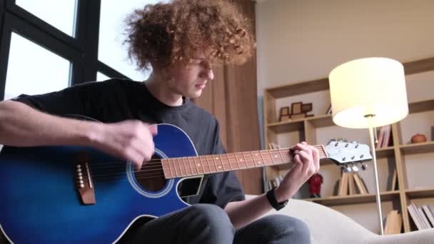 Ung Lockig Musiker Med Gitarr Spelar Lugn Sorglig Melodi Den — Stockvideo