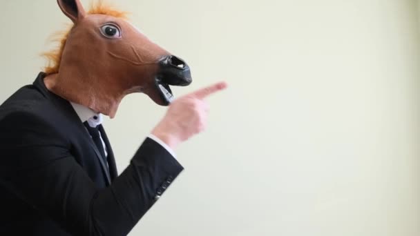 Portret Obcego Człowieka Garniturze Biznesowym Śmieszna Maska Konia Białym Tle — Wideo stockowe