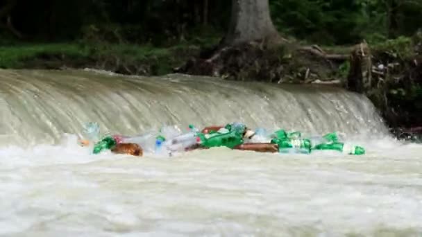 Plastförorening Bergsfloder Karpaterna Negativ Mänsklig Påverkan Naturen — Stockvideo