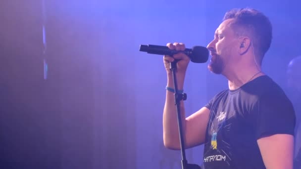 一名来自Sky乐队的摇滚音乐人在音乐会上对着麦克风唱歌 音乐在舞台上演奏 摇滚音乐概念 乌克兰 Ternopil 2023年3月20日 — 图库视频影像
