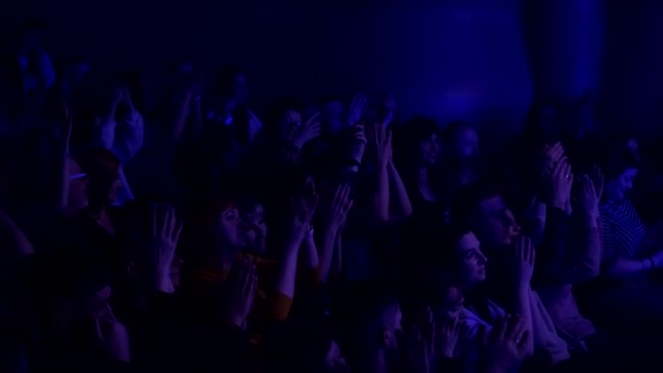 音楽会で大勢の人がそのアーティストを拍手する サイドビュー — ストック動画