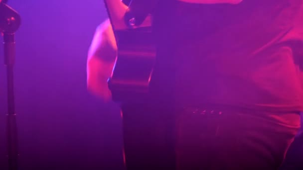 Музыкант Играет Акустической Гитаре Время Концерта Сцене Использует Бусы Регулятор — стоковое видео