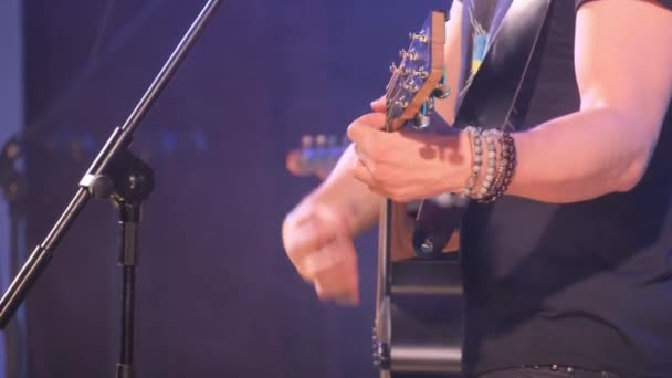 Bir Gece Kulübünde Akustik Gitar Çalan Caz Gitaristi Adam Enstrümanı — Stok video