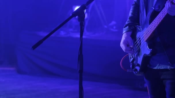 Büyük Bir Sahnede Bir Rock Konserinde Bas Gitar Çalarken Hafif — Stok video