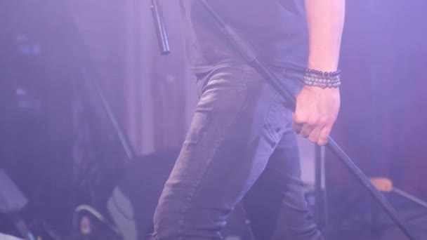 Muzyk Rockowy Śpiewa Mikrofonu Nocnym Klubie Trzyma Rękach Koncepcja Ciężkiego — Wideo stockowe