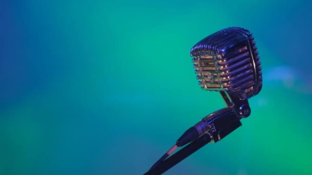 Profesionální Hlasový Mikrofon Stojanu Mikrofonu Osvětlen Jasnými Barvami Scéna Koncertě — Stock video