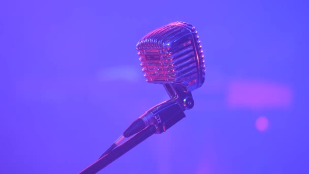 Karaoke Club Professionelles Gesangsmikrofon Auf Mikrofonständer Auf Der Bühne Hochwertige — Stockvideo