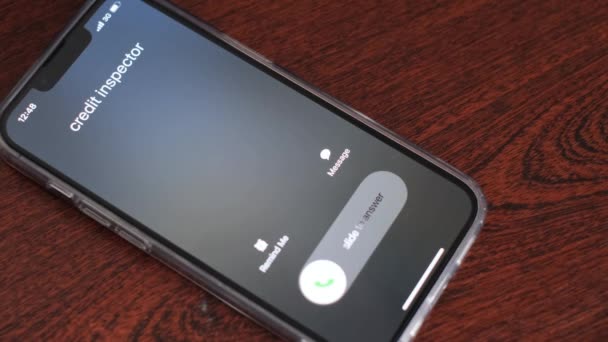 Звонит Мобильный Телефон Столе Неизвестный Номер Звонок Интернет Мошенников Высококачественное — стоковое видео