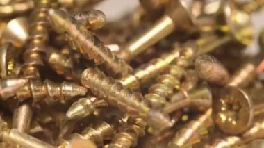 Masa makro videosundaki vidaları ve vidaları kendi kendine vuruyorsun. Vidaya süper yakınlaş. Metal vidaların reklamı