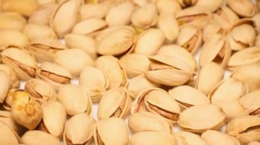 Fıstıklar yavaş çekimde düşerler. A, B1, B2, B3, E vitaminleri bakımından zengindirler. Bağışıklık sisteminin korunması için önemli vitaminler.