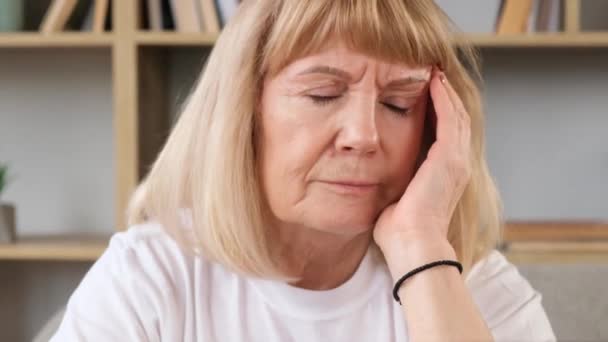 Porträt Einer Schönen Müden Seniorin Die Unter Kopfschmerzen Leidet Migräne — Stockvideo