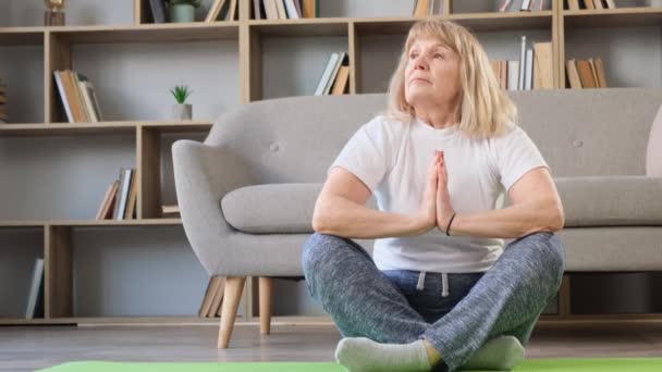 Una Donna Anziana Dai Capelli Biondi Sta Facendo Yoga Armonia — Video Stock