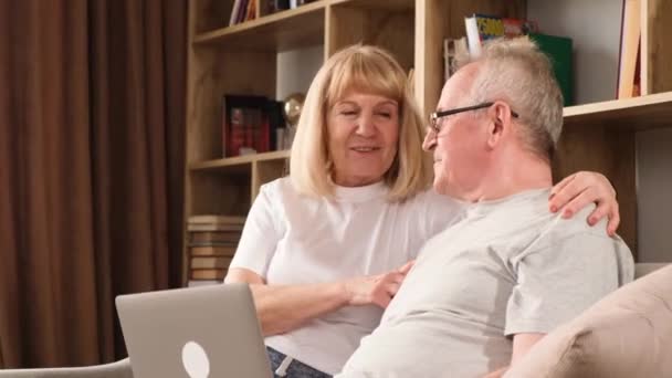 Smilende Par Som Forelsket Snakker Videosamtale Gjennom Datamaskin Mens Sitter – stockvideo