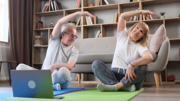Coppia Felice Anziana Che Fitness Casa Lezioni Yoga Congiunte Stile — Video Stock