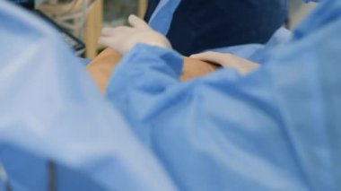 Ameliyat sırasında ameliyat odasındaki hastaların alt uzuvlarına yakın çekim. Varisli damarların cerrahi tedavisi.