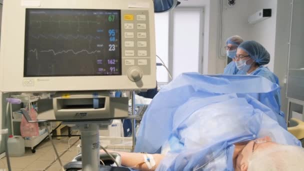 Tijdens Operatie Ligt Patiënt Operatietafel Uitzicht Vanuit Operatiekamer — Stockvideo