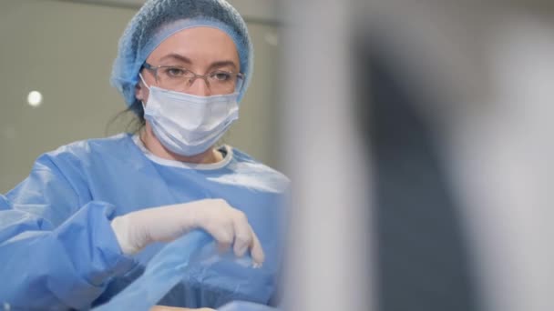 Portret Van Een Arts Verpleegster Steriel Uniform Tijdens Een Operatie — Stockvideo
