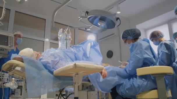 一组专业医生和护士在手术室里做手术 保健概念 — 图库视频影像