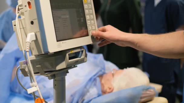 高齢者の手術中に医療画面を使用してください 病気の治療と操作における近代的な技術 — ストック動画