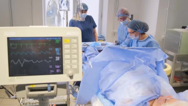 現代のモニターを使用して心臓外科手術中の体の重要な機能の監視 手術中の医療監視 — ストック動画