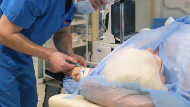 Operative Treatment Elderly Patient Professional Doctors Physicians Assistant Places Catheter — Stock Video