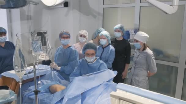 Szeroki Widok Prawdziwie Nowoczesną Salę Operacyjną Zespołem Chirurgów Wykonujących Operację — Wideo stockowe