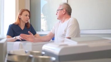 Bir kardiyolog kalbin elektriksel aktivitesinde anormallik olup olmadığına bakmak için EKG çeker. Doktor hastaların tıbbi geçmişini inceler ve sonra bir analiz yapar.