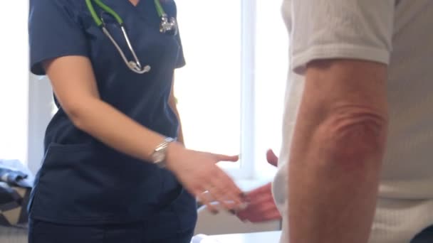 Kadın Bir Doktorun Bir Hastayla Sıkışırken Yakın Çekimi Pozitif Doktor — Stok video