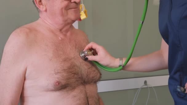 Uma Cardiologista Usa Estetoscópio Para Ouvir Batimento Cardíaco Idoso Durante — Vídeo de Stock