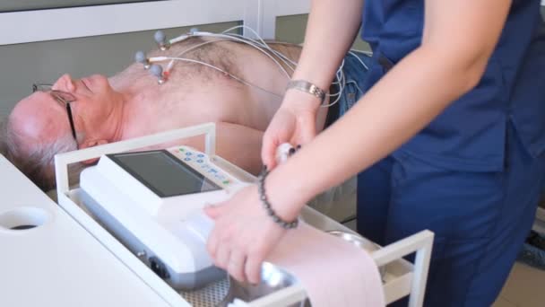 Cardiólogo Realiza Electrocardiograma Para Detectar Cualquier Anomalía Actividad Eléctrica Del — Vídeos de Stock